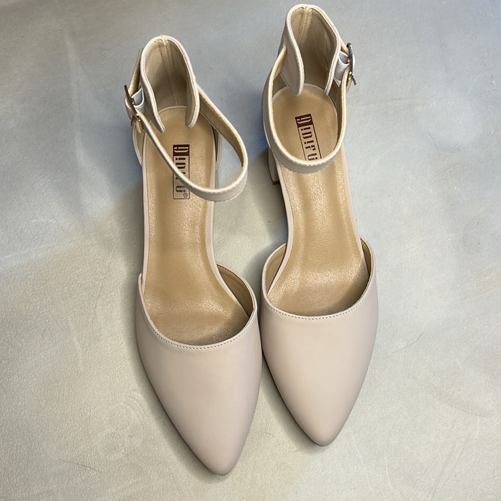 NWOT nude heels (7.5)